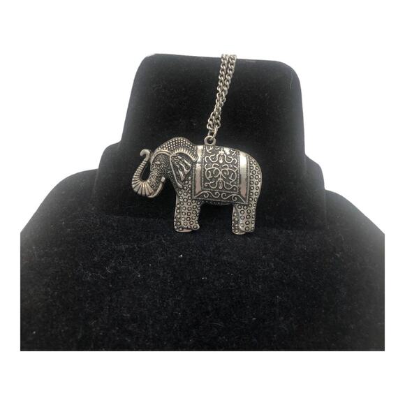 Retro Detailed Ornately Carved Large Elephant Necklace Silver Tone Necklace - Picture 4 of 12